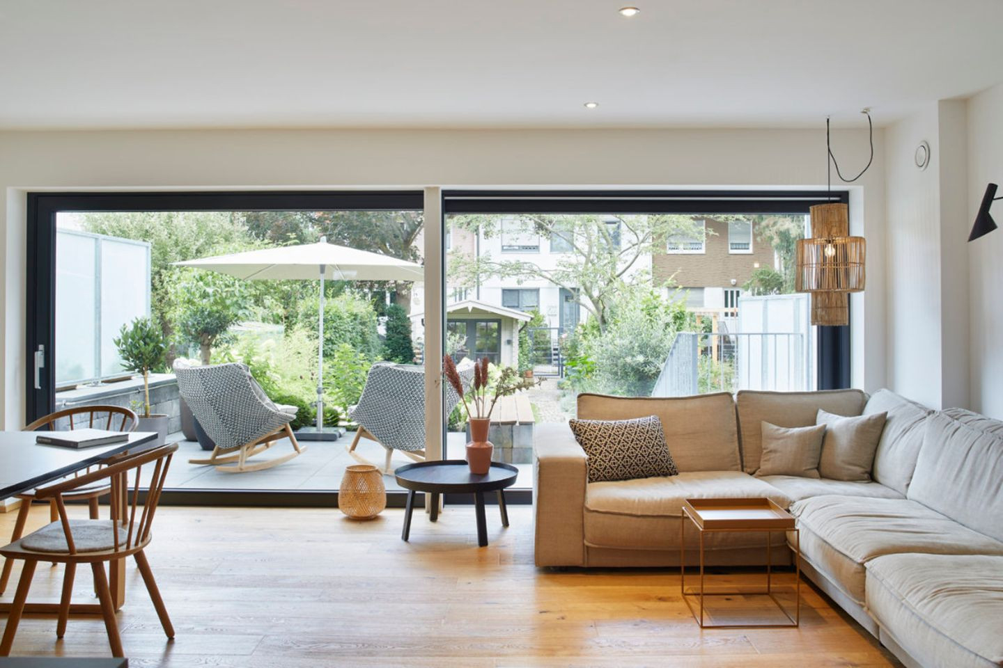 Wohnzimmer Mit Ausblick Auf Die Terrasse - [Schöner Wohnen] regarding Wohnzimmer Mit Großen Fenstern Einrichten